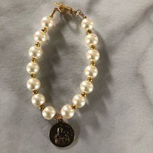 Pearls bracelet with medal